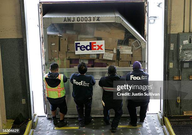 Fedex Loading 1,452 Fedex Package Stock Photos, High-Res Pictures, and Images - Getty ...
