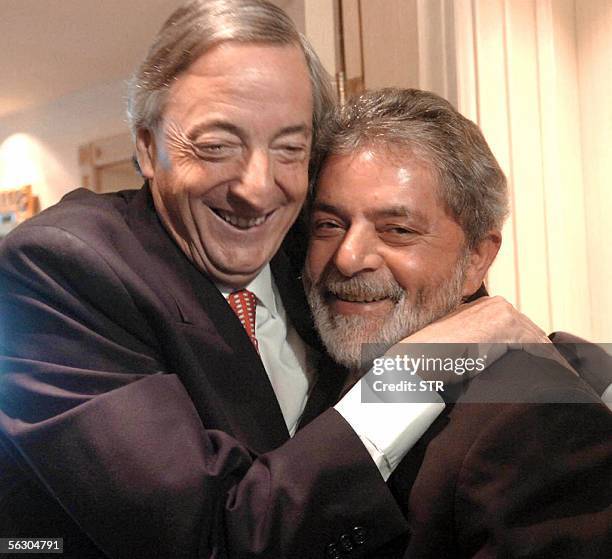 El presidente argentino Nestor Kirchner y su homologo brasileno Luiz Inacio Lula da Silva se dan un abrazo el 30 de noviembre de 2005 en Puerto...