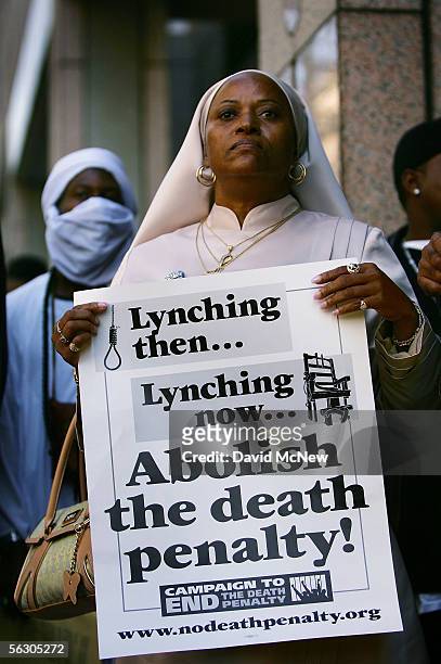 Jacqueline Muhammud demonstrates in front of the office of California Gov. Arnold Schwarzenegger to urge the governor to grant clemency for convicted...