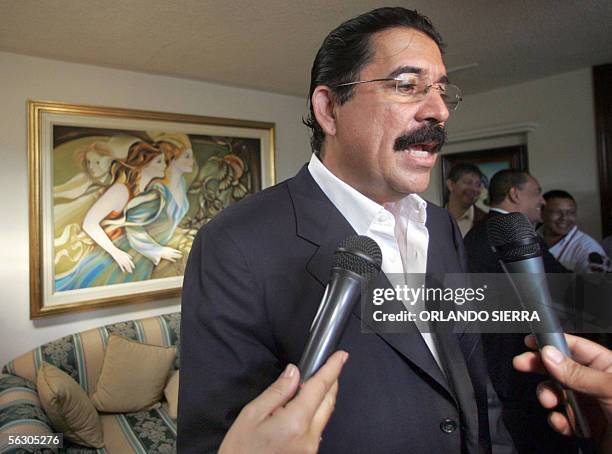 Manuel Zelaya Rosales, candidato presidencial del Partido Liberal , responde preguntas de la prensa en Tegucigalpa el 30 de noviembre de 2005....