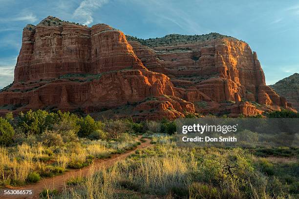 courhouse butte rocks, sedona - sedona stockfoto's en -beelden