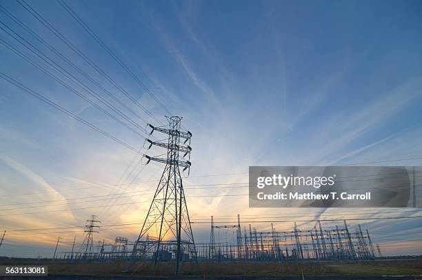 power lines at sunset - netsnoer stockfoto's en -beelden