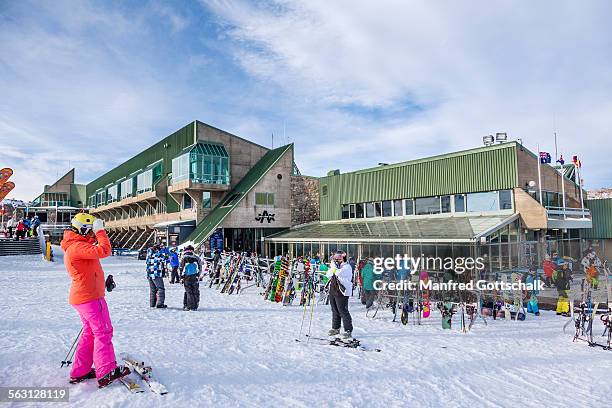 apres-ski at perisher centre - winter skiing australia stock-fotos und bilder