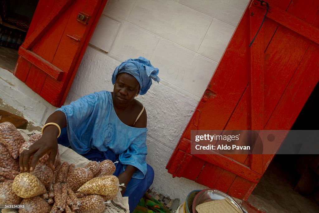 Senegal, Saint Louis, peddler