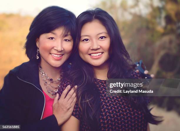 mother daughter happiness - saturated color 個照片及圖片檔