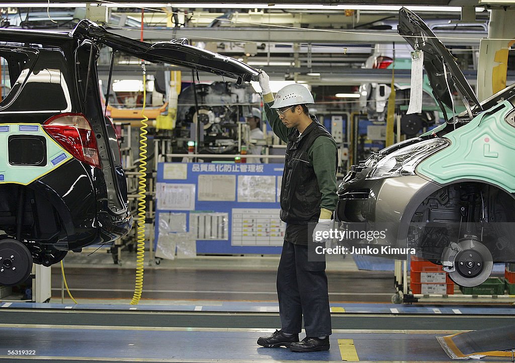 Employees of Toyota Motor Corporation work during the assembly... News ...