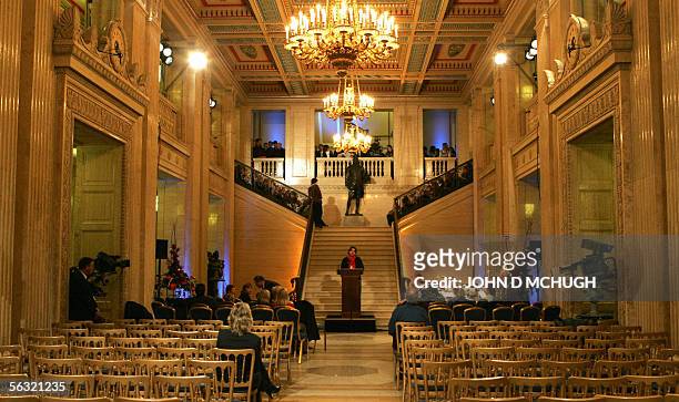 Belfast, UNITED KINGDOM: Last minute preperations are made in Stormont Parliament Buildings in Belfast, Northern Ireland, 02 December 2005, ahead of...