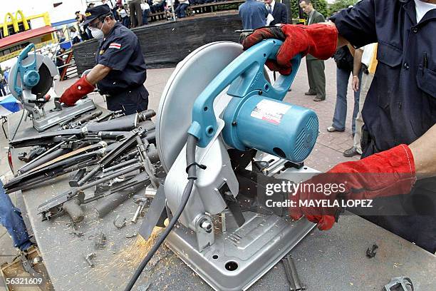 Miembros de la Fuerza Publica de Costa Rica inutilizan armamento el 2 de diciembre de 2005 durante la ceremonia "Que callen las armas" realizada en...