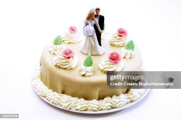 wedding cake topper with bride and groom - wedding cake figurine photos et images de collection