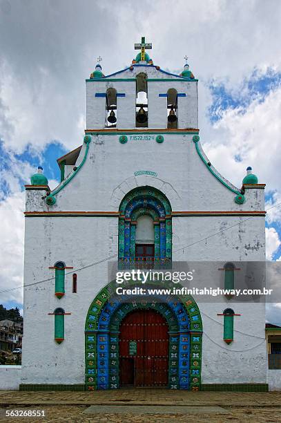 mexico, chiapas eglesia en san juan chamula - san juan chamula stock pictures, royalty-free photos & images