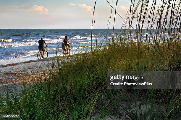 beach biking - hilton head photos et images de collection