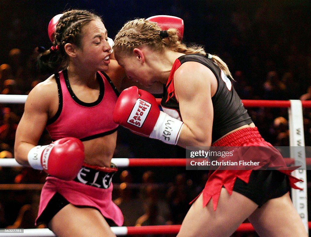 Elena Reed Regina Halmich of Germany hits Elena Reid of US during the Women's ...