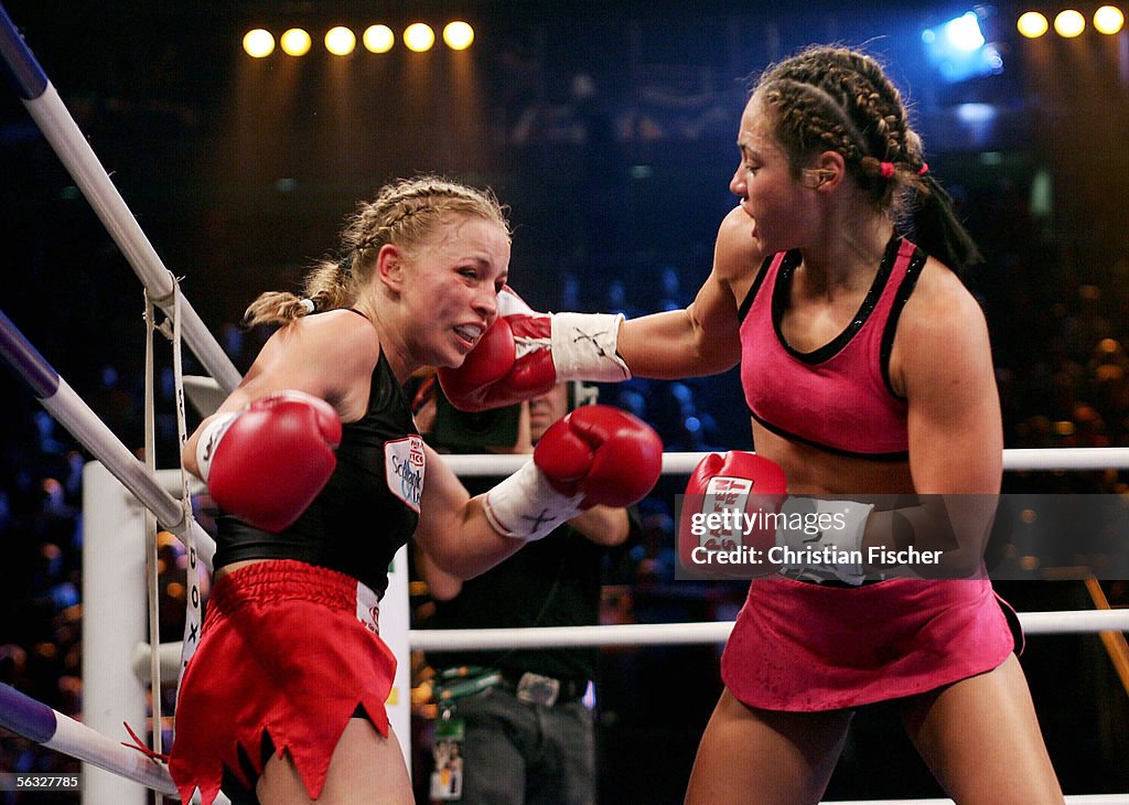 Elena Reed Regina Halmich of Germany hits Elena Reid of US during the Women's ...