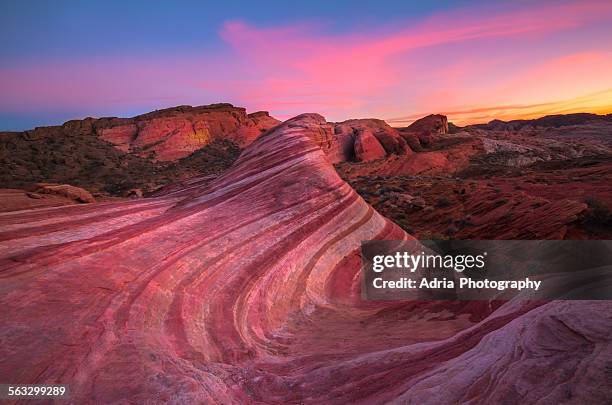 wave rock at sunset - valley of fire state park - fotografias e filmes do acervo