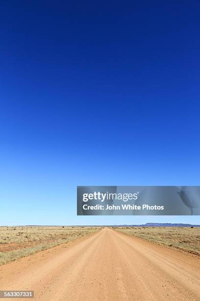 red dirt road. outback australia. - leigh creek imagens e fotografias de stock