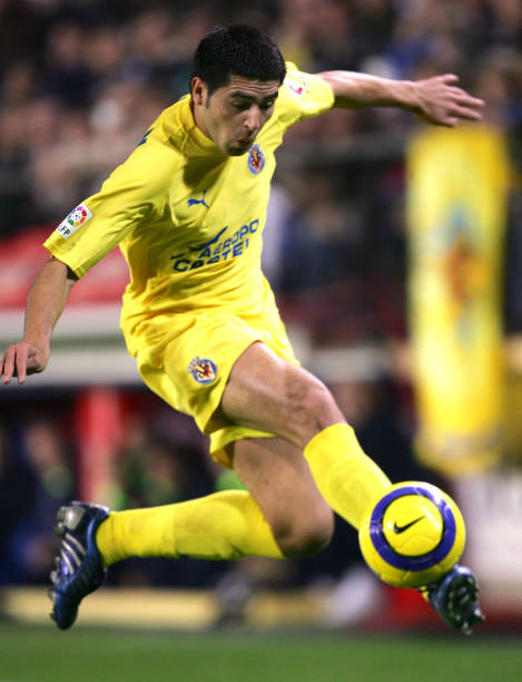 Roman Riquelme of Villarreal controls the ball during the Primera Liga match between Villarreal and F.C. Barcelona on December 4, 2005 at the...