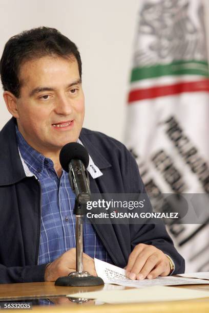El procurador General mexicano Daniel Cabeza de Vaca habla durante una conferencia de prensa el 04 de diciembre de 2005 en Ciudad de Mexico. Cabeza...
