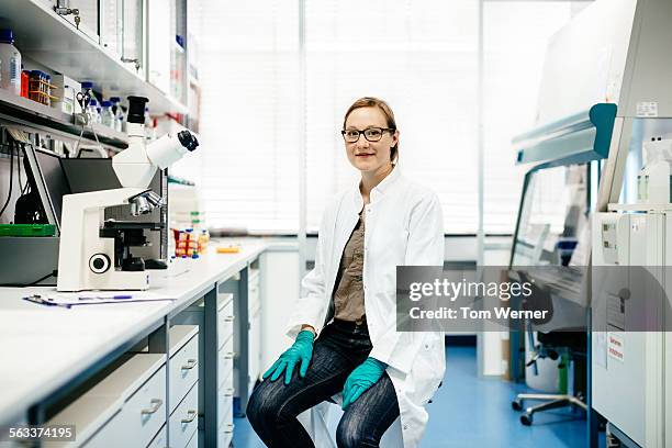 portrait of female scientist in laboratory - scientist in laboratory stockfoto's en -beelden