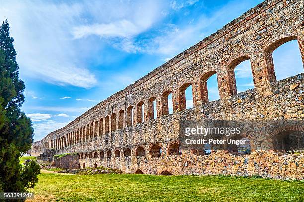 aqueduct of san lazaro in merida - aqueduct stockfoto's en -beelden