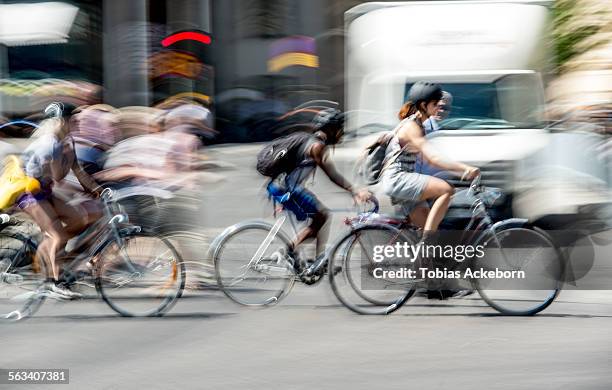 cyclists in city traffic motion blur - horizontaal stockfoto's en -beelden