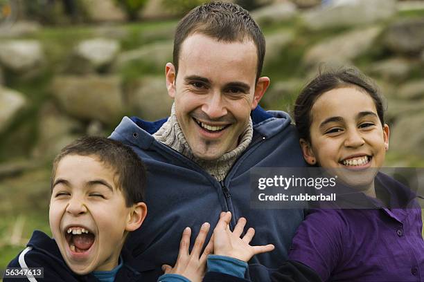 close-up of a father with his son and daughter smiling - girl 11 12 laughing close up foto e immagini stock