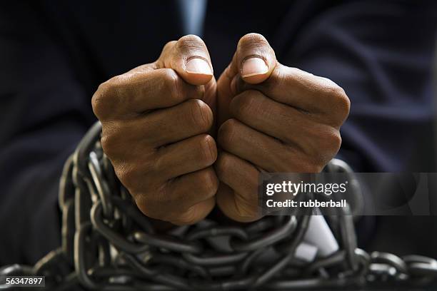 man with chains around wrists - prison escape 個照片及圖片檔