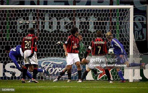 Christian Poulsen of Schalke scores the first goal during the UEFA Champions League Group E match between AC Milan and Schalke 04 at the Giuseppe...