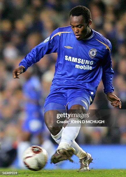 London, UNITED KINGDOM: Chelsea's Michael Essien controls the ball during their Champions League game against Liverpool at Stamford Bridge in London,...