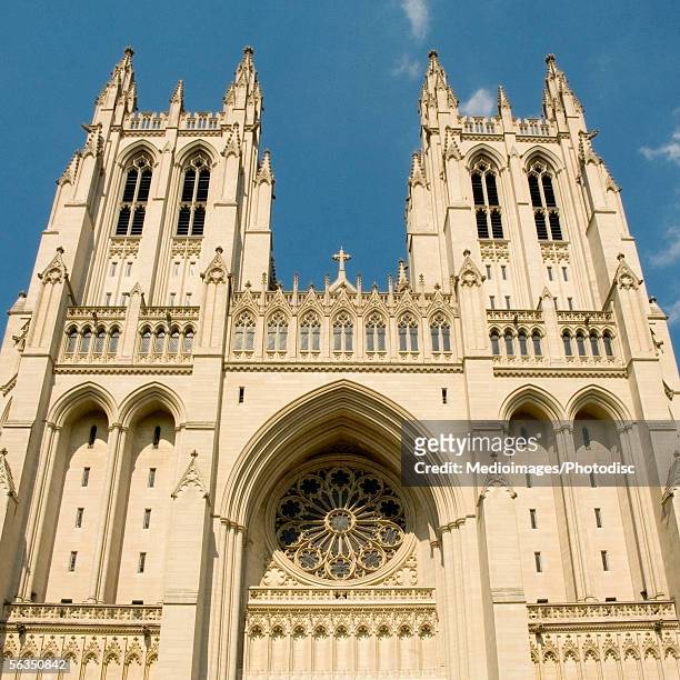 low angle view of a cathedral, washington national cathedral, washington dc, usa - national cathedral stock-fotos und bilder