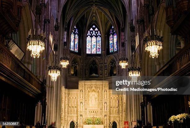 lit up chandeliers in a cathedral, washington national cathedral, washington dc, usa - nationalkathedrale stock-fotos und bilder