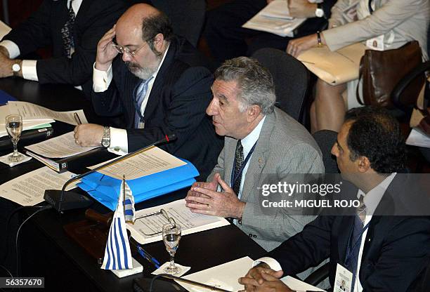 El ministro de Relaciones Exteriores de Uruguay, Reinaldo Gargano , acompanado por el coordinador general del Mercosur, Carlos Amorin y el...