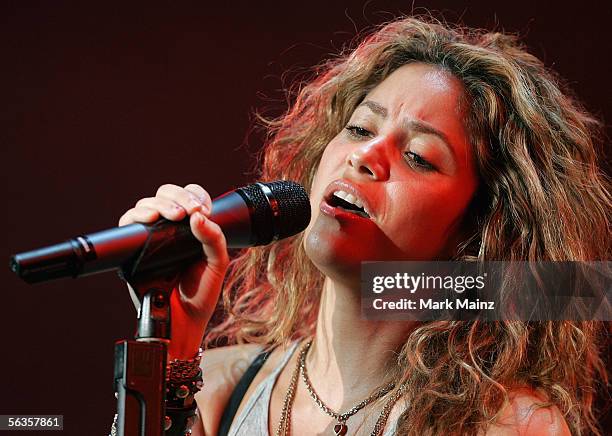 Shakira 2005 Photos and Premium High Res Pictures - Getty Images