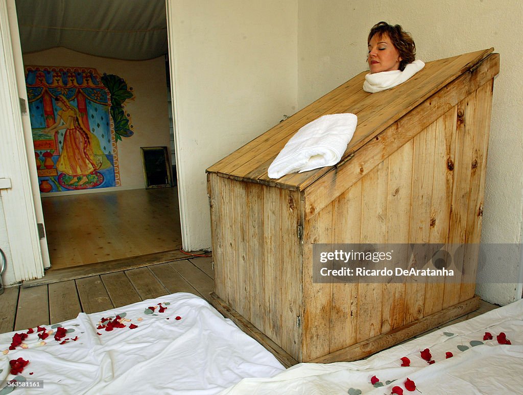 Ribin Riker Patient Robin Riker, of Hollywood Hills, receiving an Ayurvedic ...