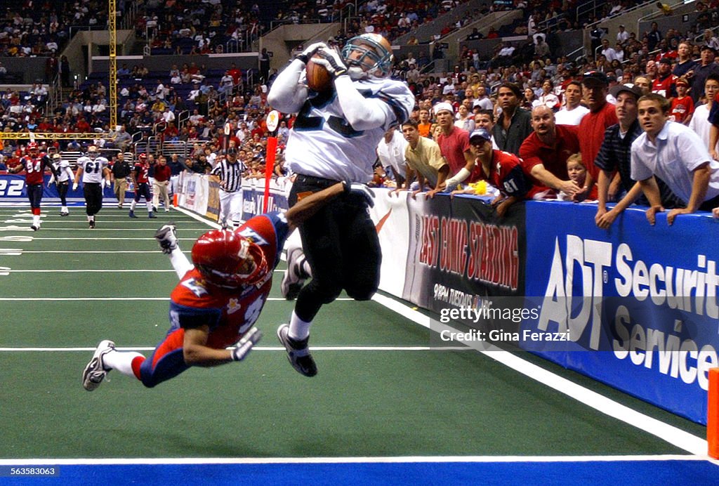 065621.SP.0601.avengers1.GMF – Arizona's wide receiver Tom Pace leaps for a catch over Avenger Damen