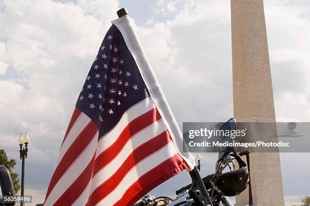 close-up of an american flag on rear of a motorcycle, washington monument, washington dc, usa - motorbike flag stock-fotos und bilder