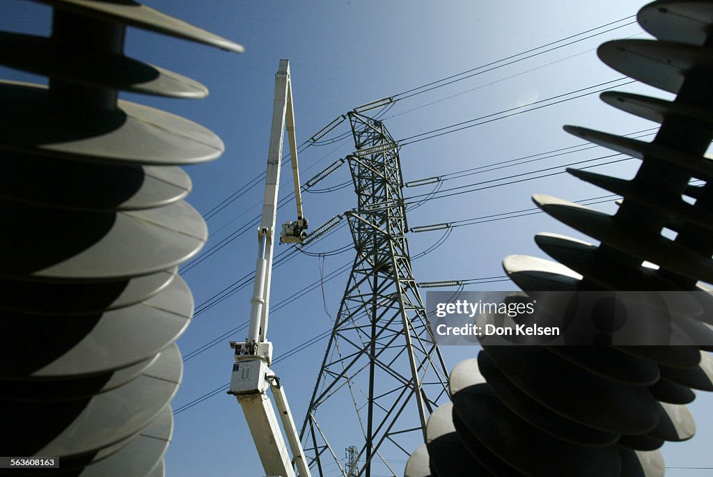 (Laguna Beach) Edison transmission heavy crew rise in bucket to almost 100 fewet in the air to work 