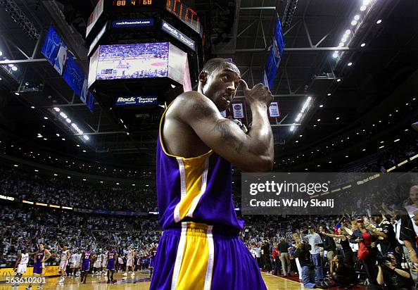 Lakers Kobe Bryant walks off the court after losing to the Pistons