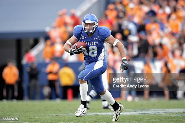 Tight end Jacob Tamme of the Kentucky Wildcats carries the ball against the Tennessee Volunteers at Commonwealth Stadium on November 26, 2005 in...