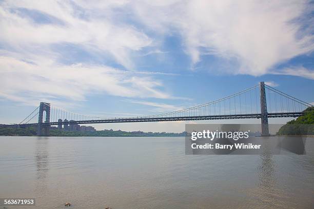 george washington bridge over hudson river - george washington brücke stock-fotos und bilder