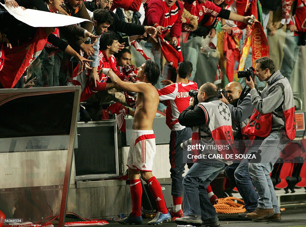 Benfica's Captain Nuno Gomes signs autog