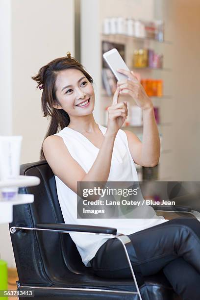 female customer taking self portrait in barber shop - mousse para cabelos imagens e fotografias de stock