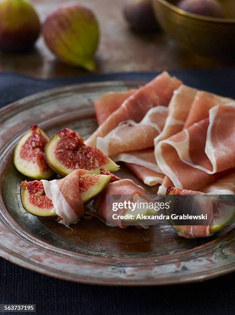 figs and prociutto - prosciutto stock photos et images de collection