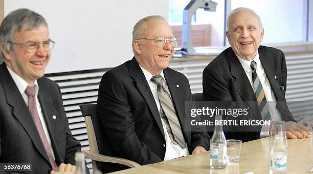 Nobel Physics laureats Theodor W. Haensch of Germany, John L. Hall of USA and Roy J. Glauber of USA smile 08 December 2005 during a press conference...