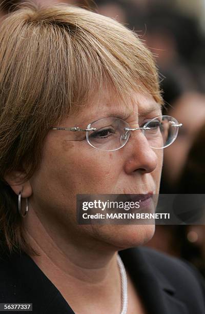 La candidata oficialista Michelle Bachelet asiste el 08 de diciembre de 2005 en Santiago, al funeral de Ricardo Burgos, miembro de un grupo musical...