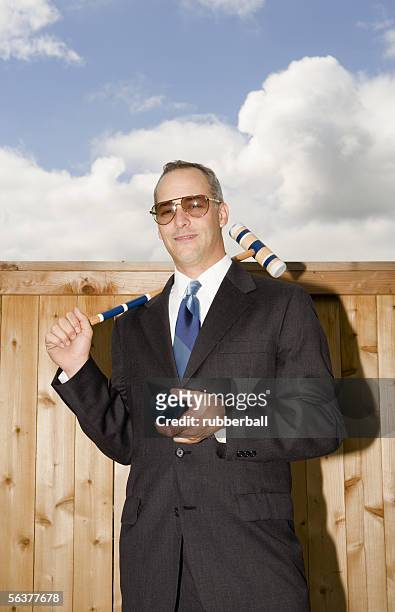 Carpintero Hombre Usa Cinturón De Herramientas Para Contratistas Gogles  Casco Duro Aislado En Blanco Foto de stock - Getty Images