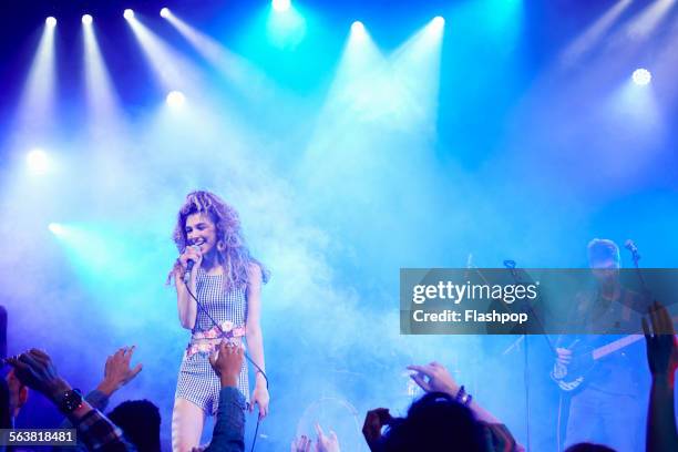 band performing on stage at music concert - duo art du spectacle photos et images de collection