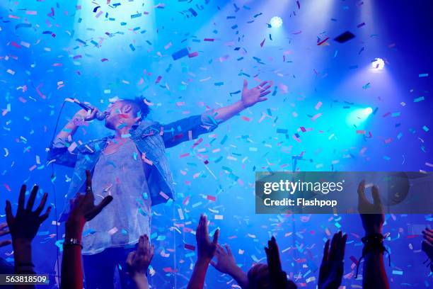 band performing on stage at music concert - fame stockfoto's en -beelden