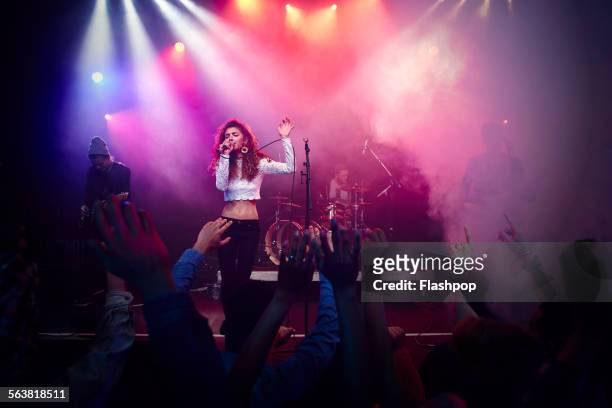band performing on stage at music concert - performance group stockfoto's en -beelden