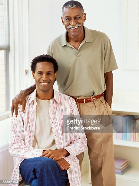portrait of a father and his son smiling - over shoulder man stockfoto's en -beelden
