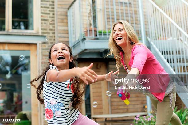 family home lifestyle - bubbles happy fotografías e imágenes de stock